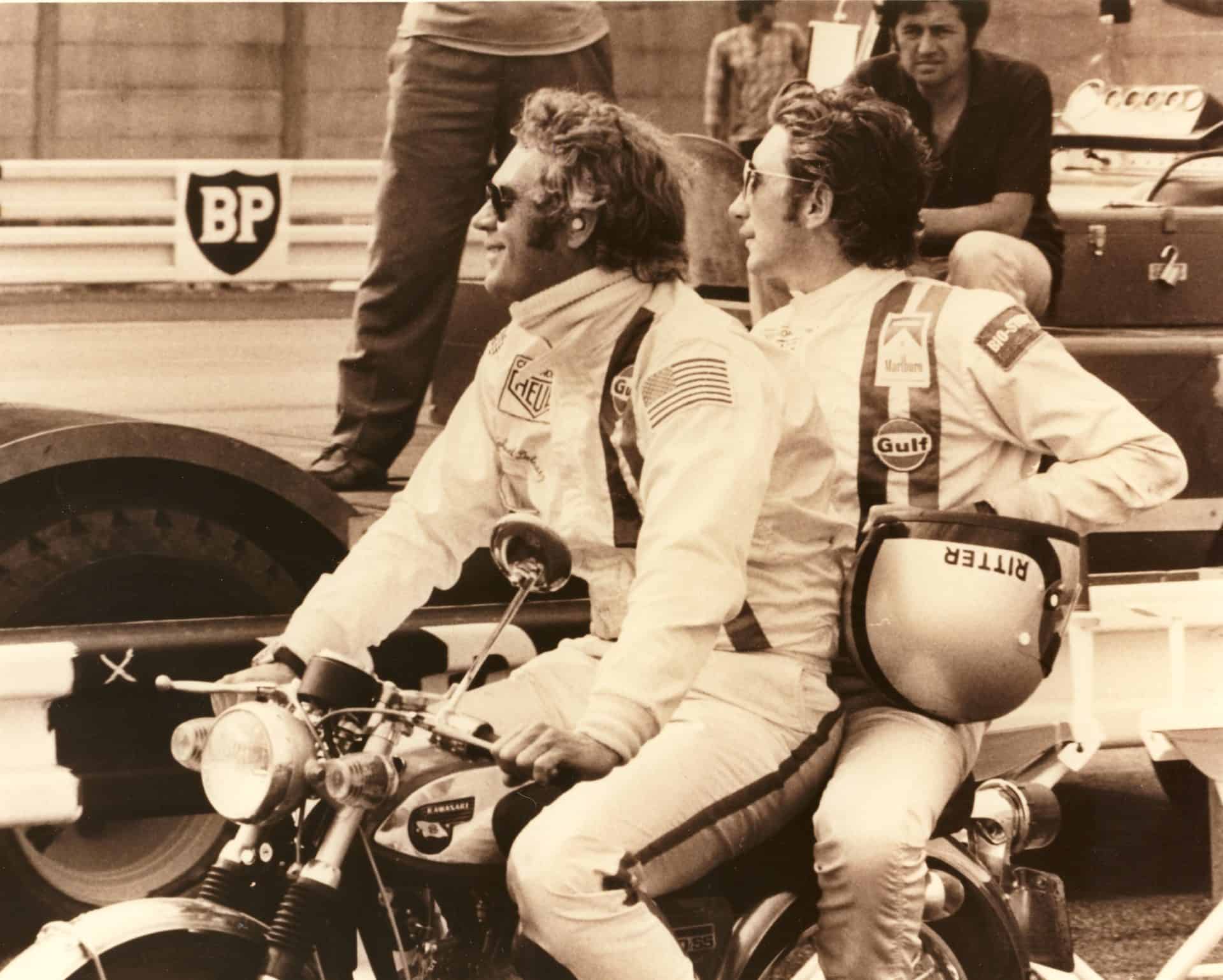Steve McQueen in LeMans 1970 mit Jo Siffert - das Heuer Logo auf dem Overall
