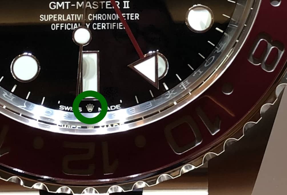 Die Krone auf dem Rolex GMT-Master II Zifferblatt weist auf die neue Werkegeneration hin