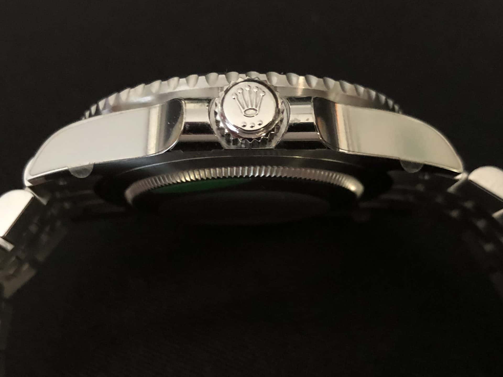 Seitenansicht Rolex GMT-Master II 126710BLRO mit Triplock Symbol