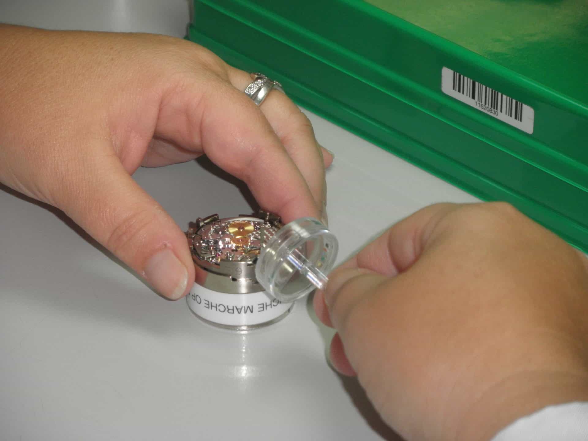 Das exakte Verdrehen der Microstella-Schrauben erfolgt bei Rolex über ein spezielles Werkzeug