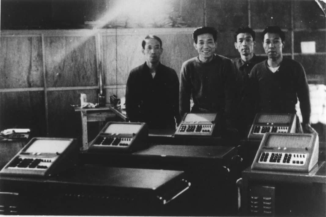 Die Casio-Gründer Tadao Kashio und seine drei Brüder Toshio, Kuzuo, und Yukio in einer alten Aufnahme
