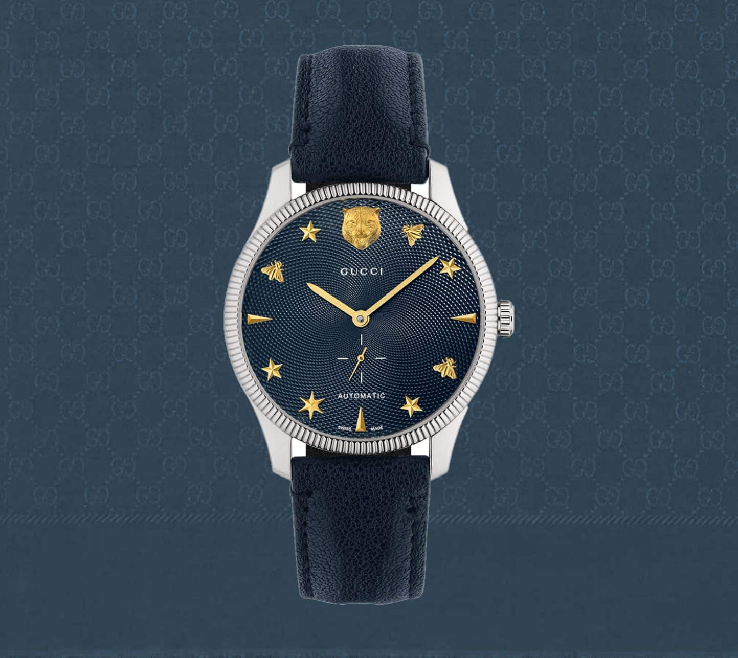 Das schwarze Modell der Gucci G-Timeless Armbanduhr mit Feline Katzenkopf