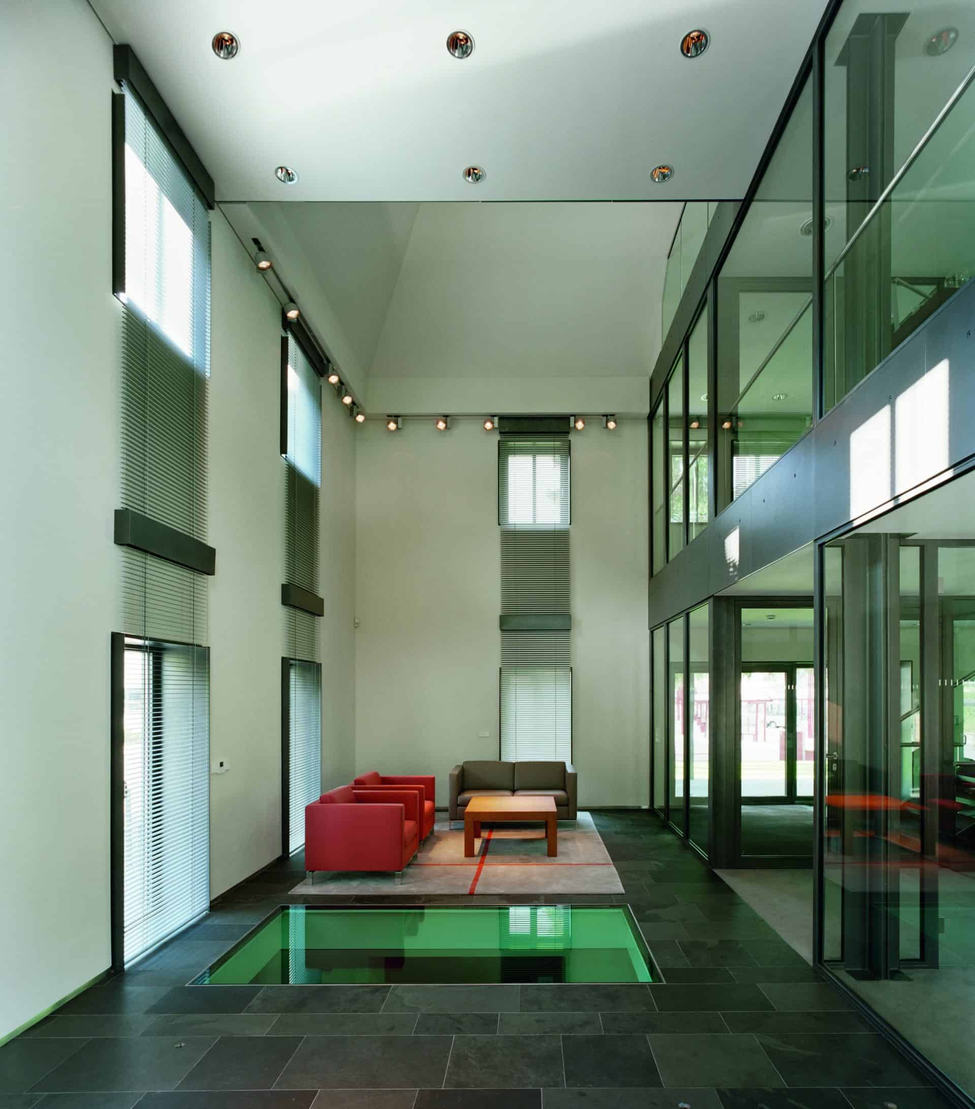 Der im Bauhaus-Stil gehaltene Eingangsbereich von Tutima in Glashütte