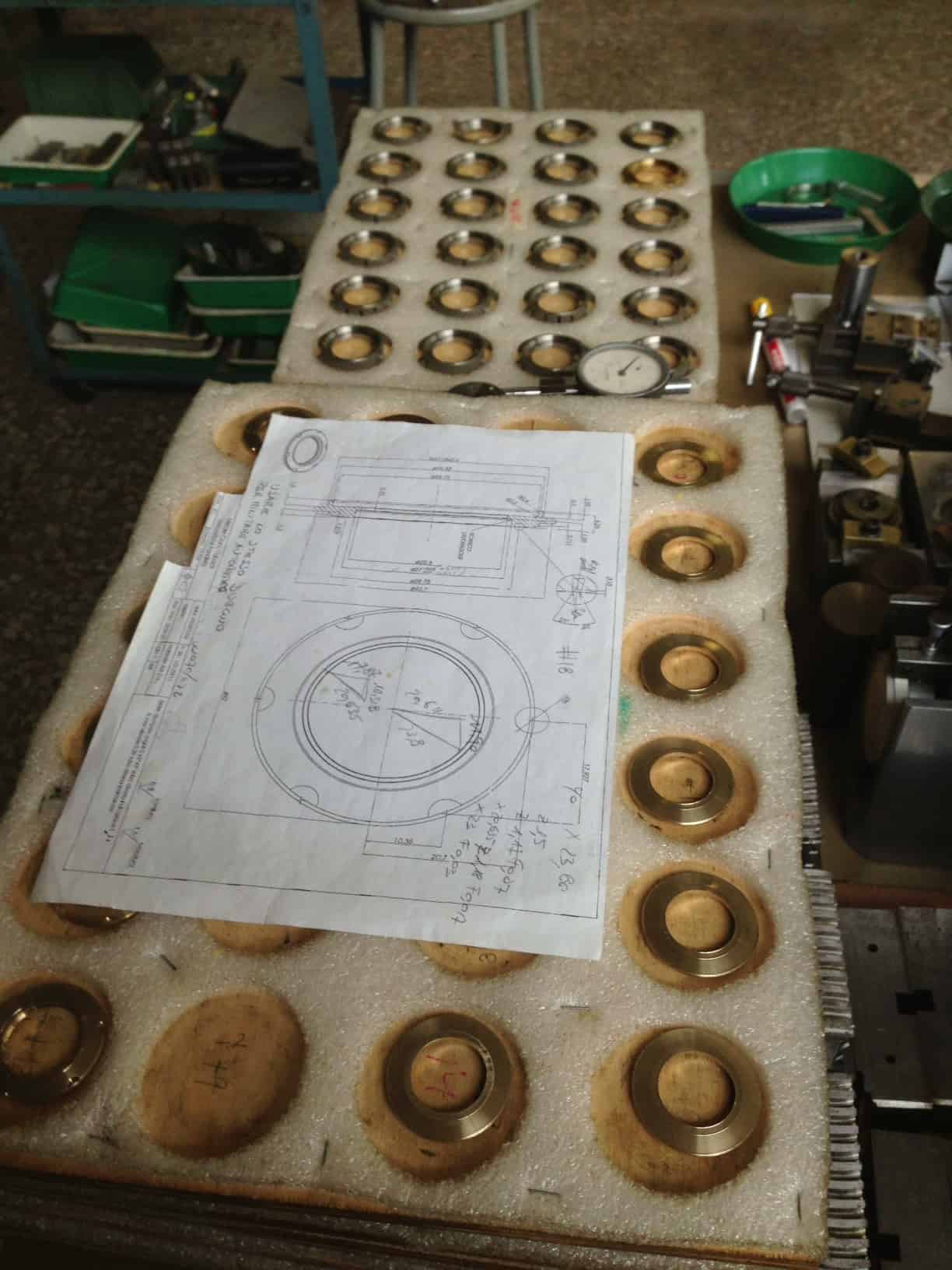 Die Rohwerke-Bestandteile aus Kupfer bei der Herstellung der Anonimo-Uhren