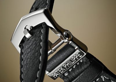 Feinstes Leder und Platin wird für das Armband der Patek Philippe Alarm Global Time verwendet