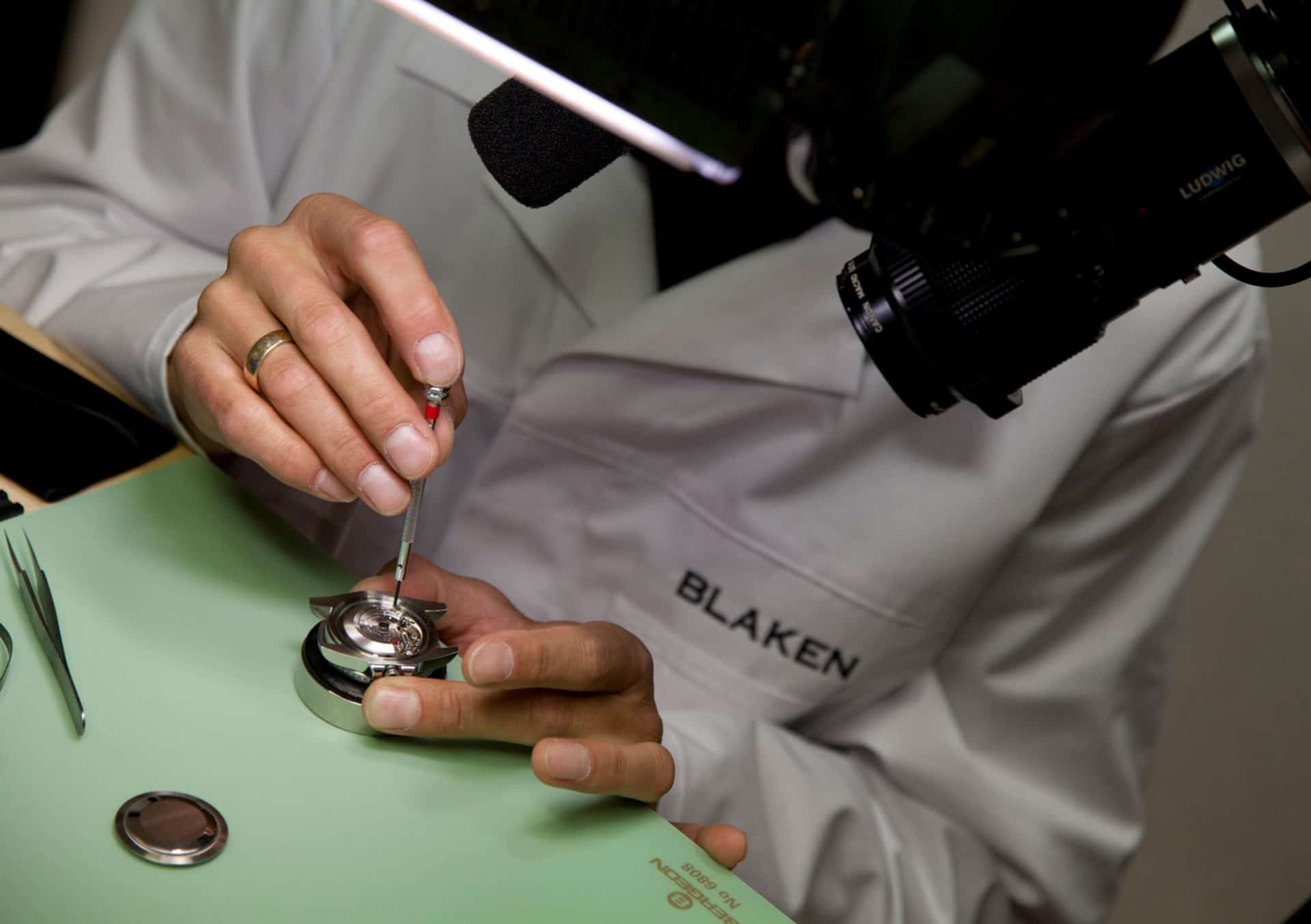 Blaken Manufaktur: Montage eines Uhrwerks im Gehäuse