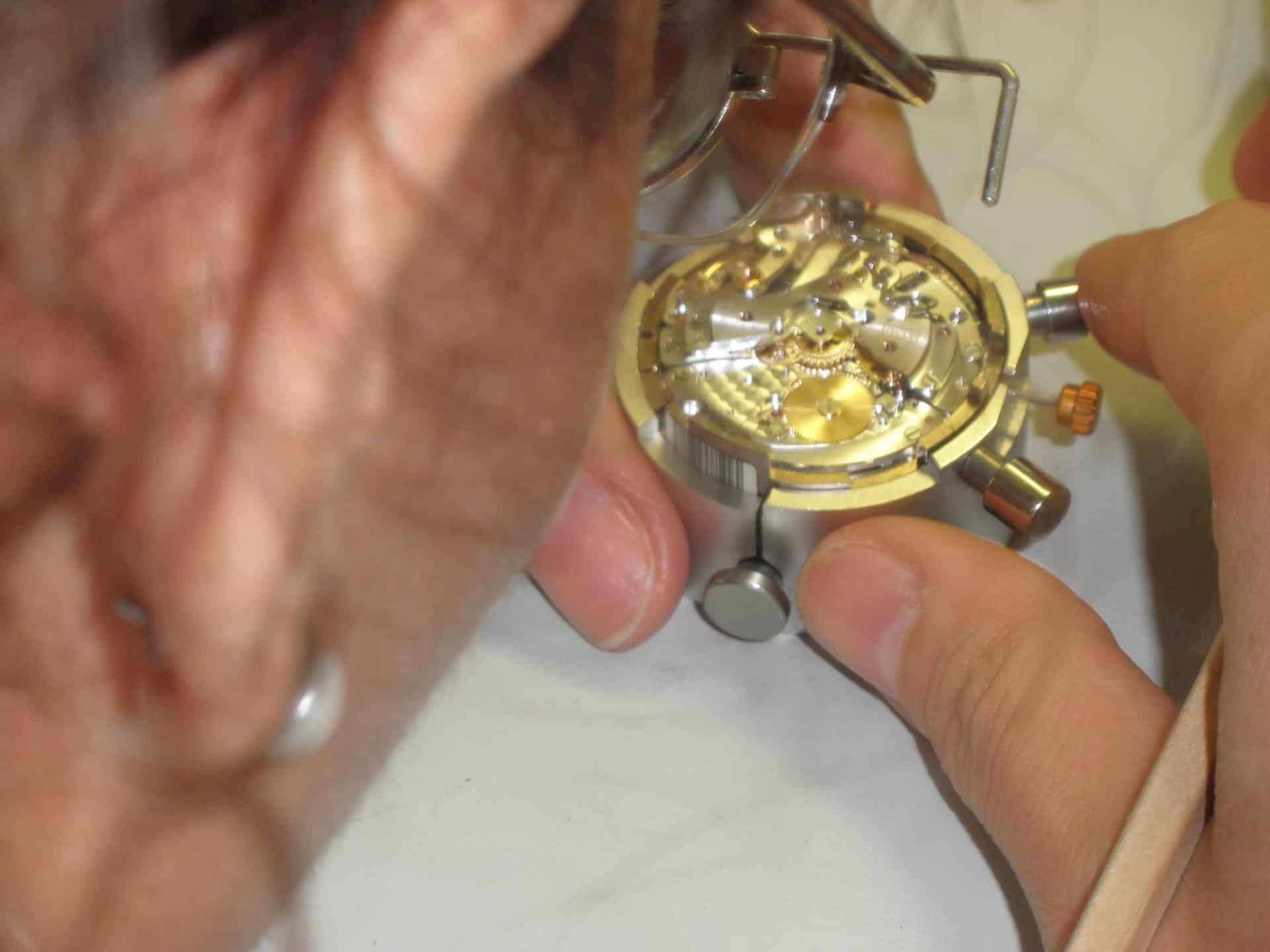 Qualitätskontrolle einer Rolex-Mitarbeiterin der Funktionen des Chronographenkalibers 4130