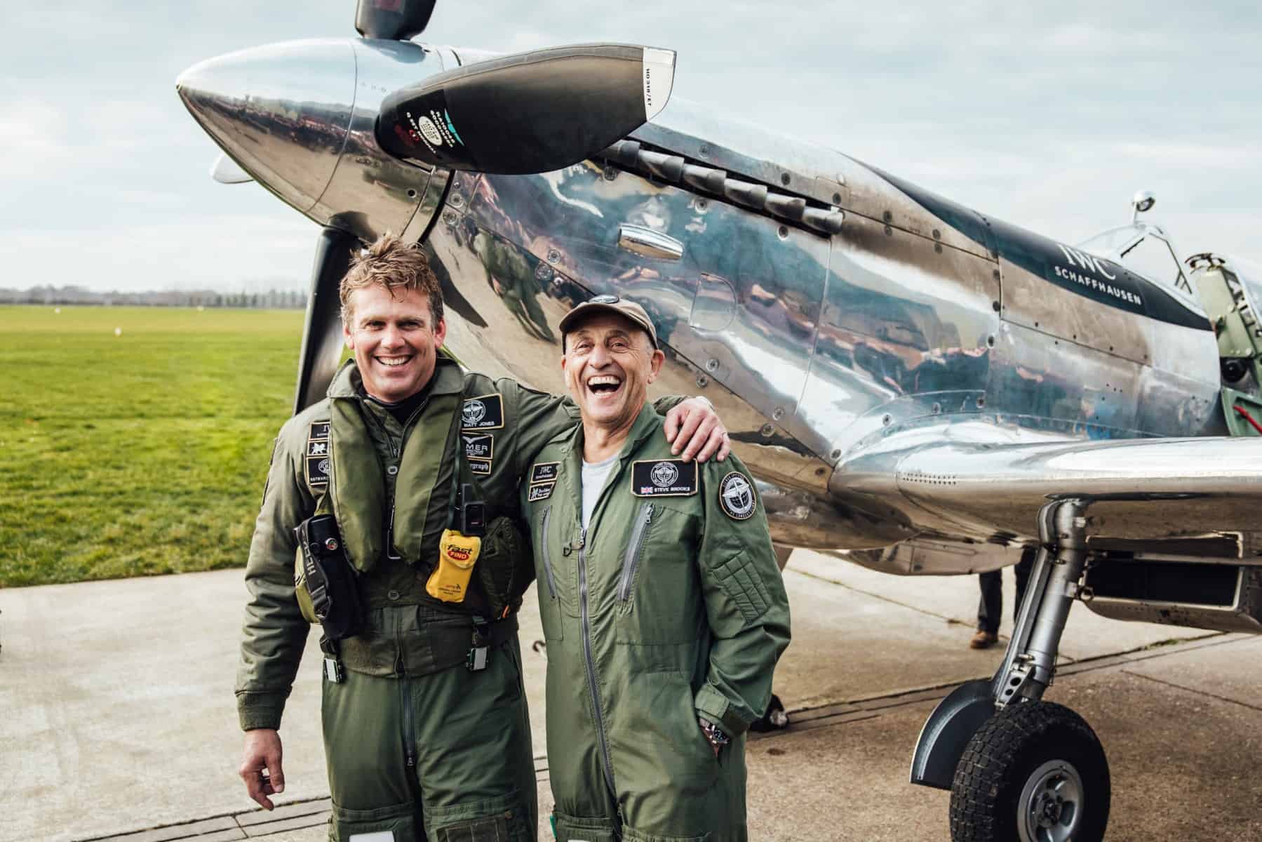 Die Piloten Steve Boultbee Brooks and Matt Jones umrundeten mit ihrer Silver Spitfire die Welt
