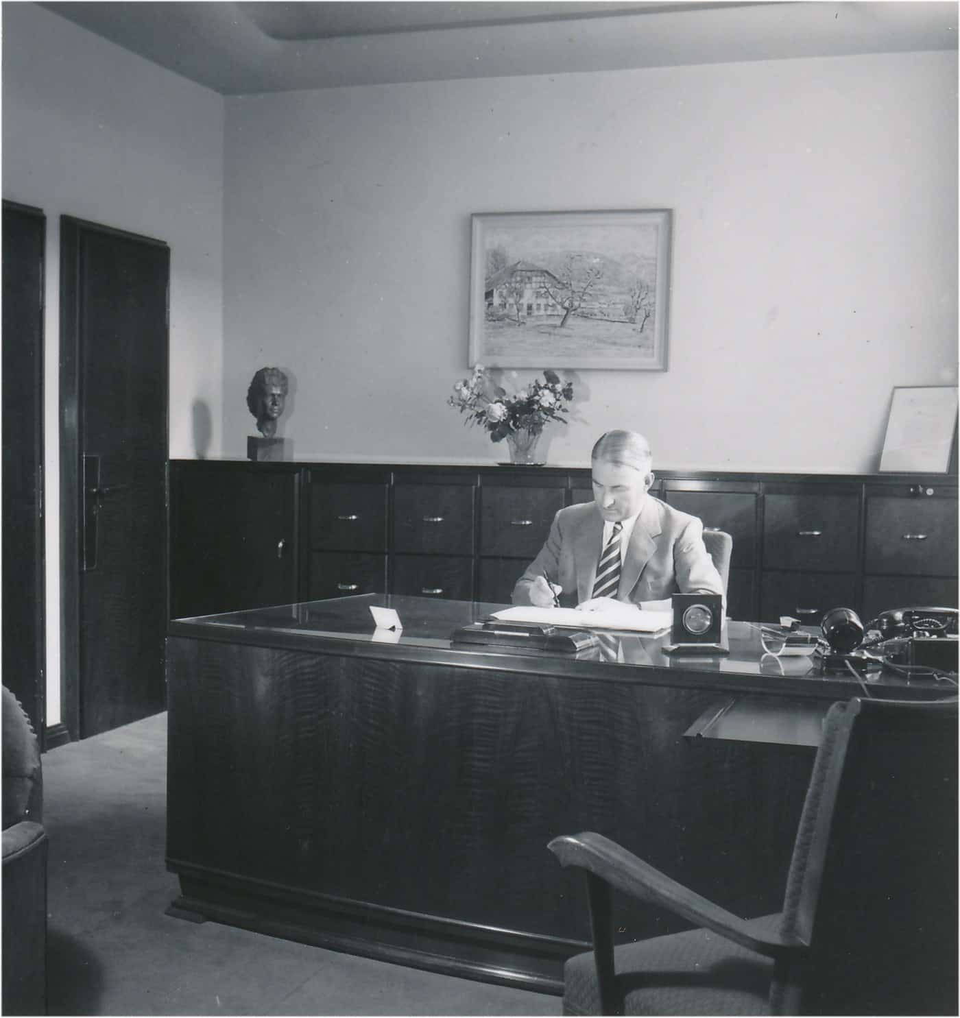 Eterna Dr. Rudolf Schild Comtesse am Schreibtisch