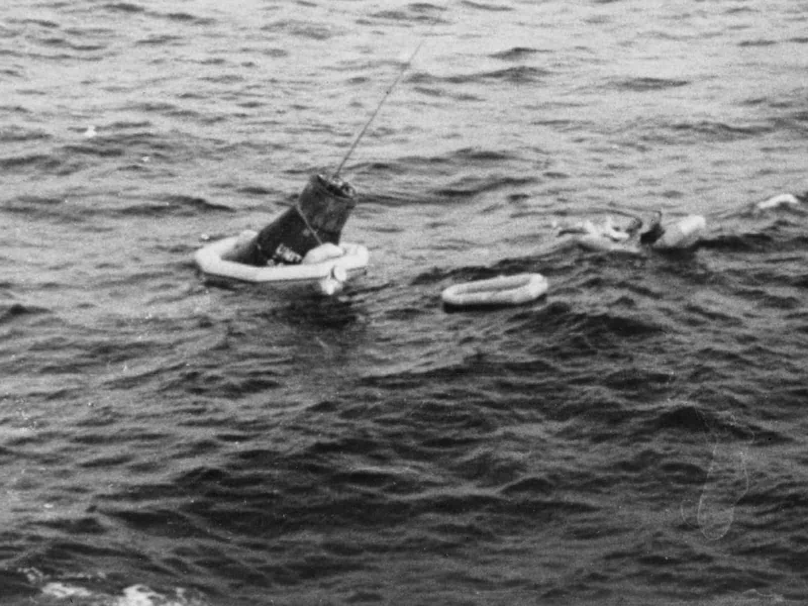 Scott Carpenter Bergung nach der Landung aus dem Ozean (C) Nasa