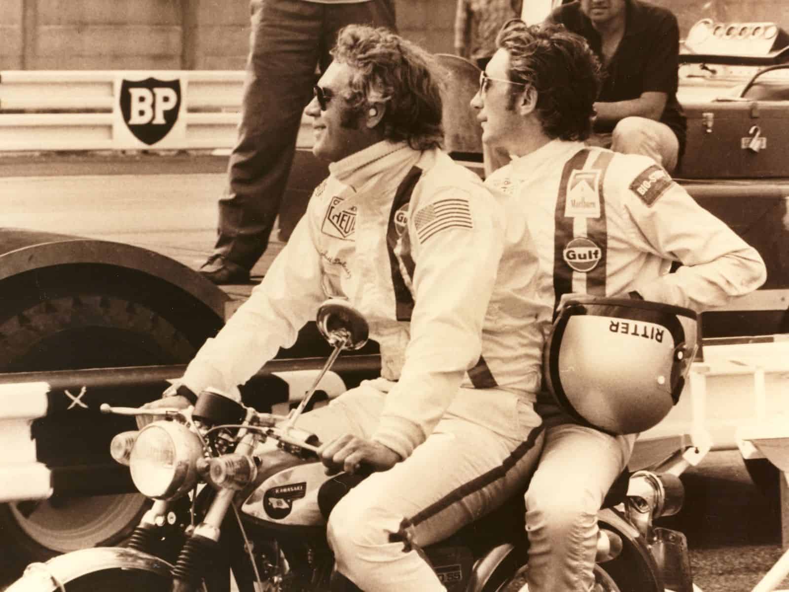 Steve McQueen mit dem Rennfaher Jo Siffert in LeMans im Jahr 1970