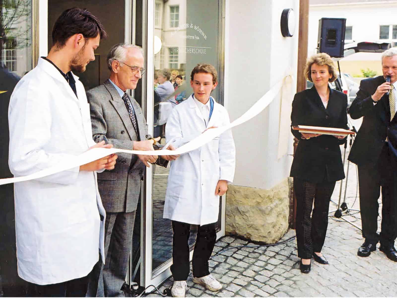 Eröffnung der Glashütter Uhrmacherschule durch Walter Lange im Jahr 1998