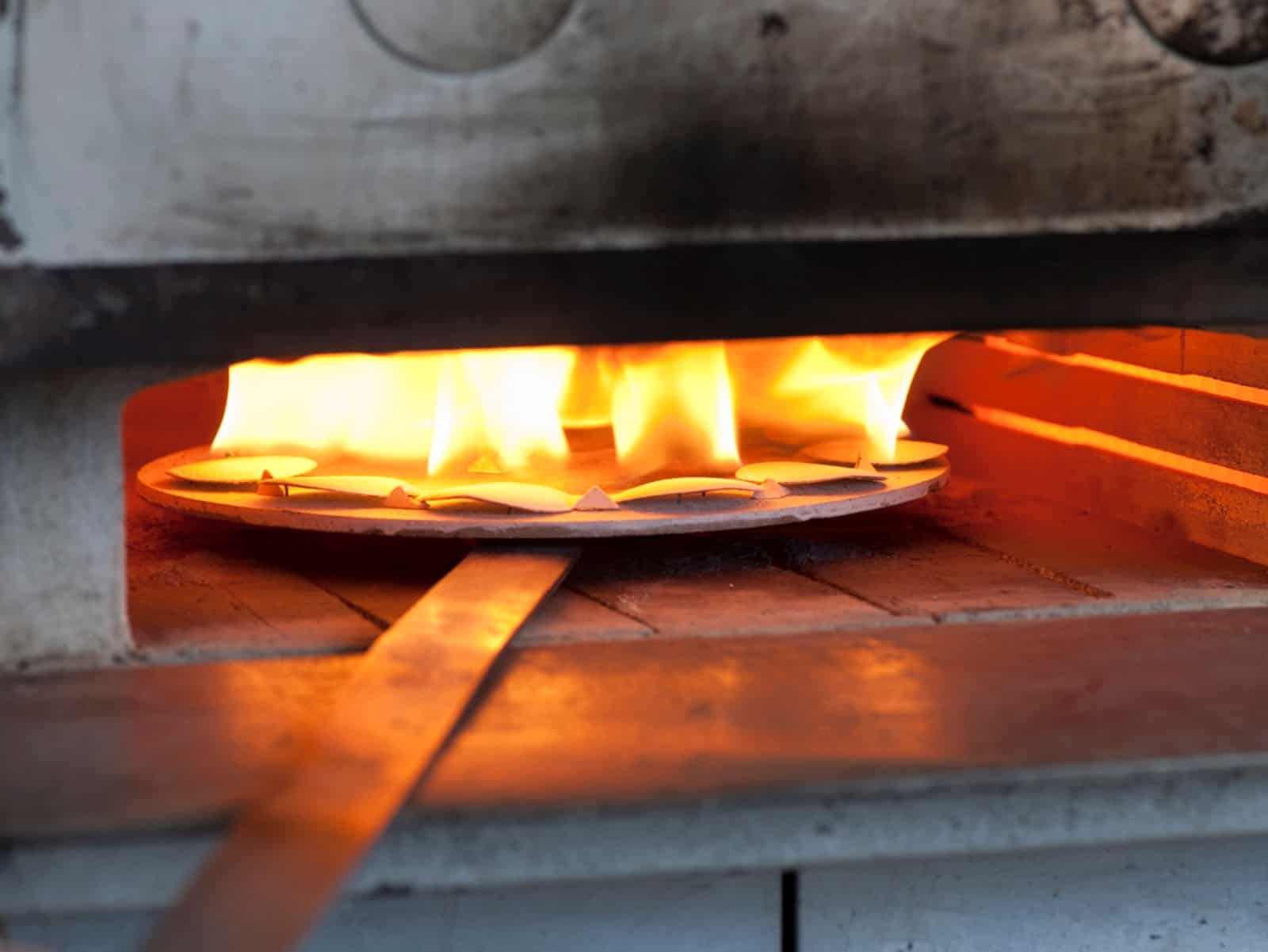 Emailzifferblätter beim Brennen im Ofen bei hohen Temperaturen