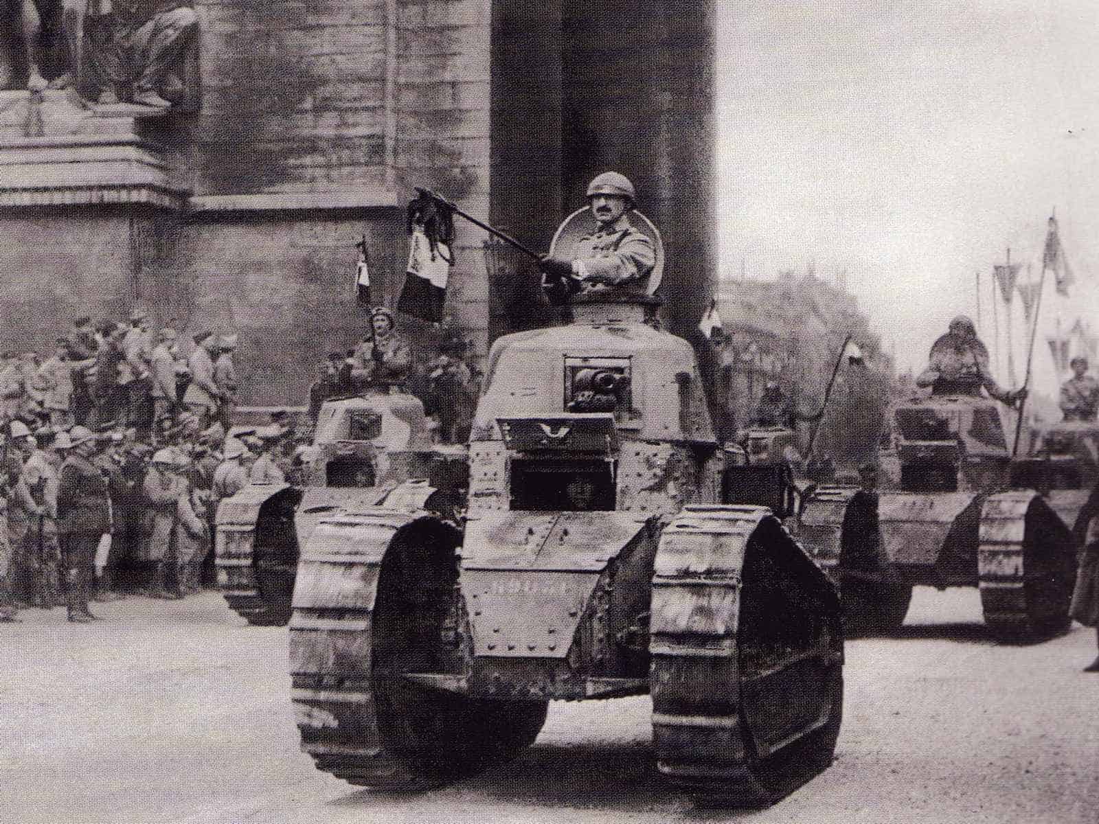 Tank Panzer 1918 am Arc de Triomphe in Paris