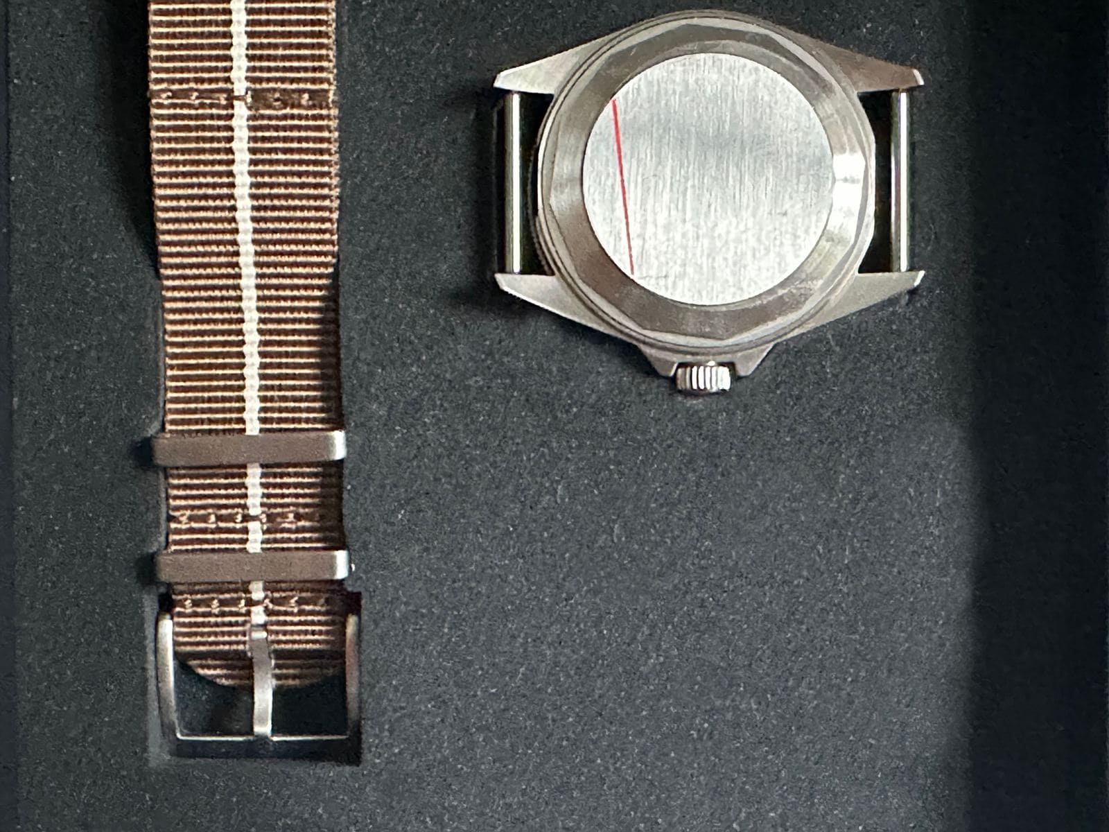 BND Watches Modell MNBRO Rückseite in Box