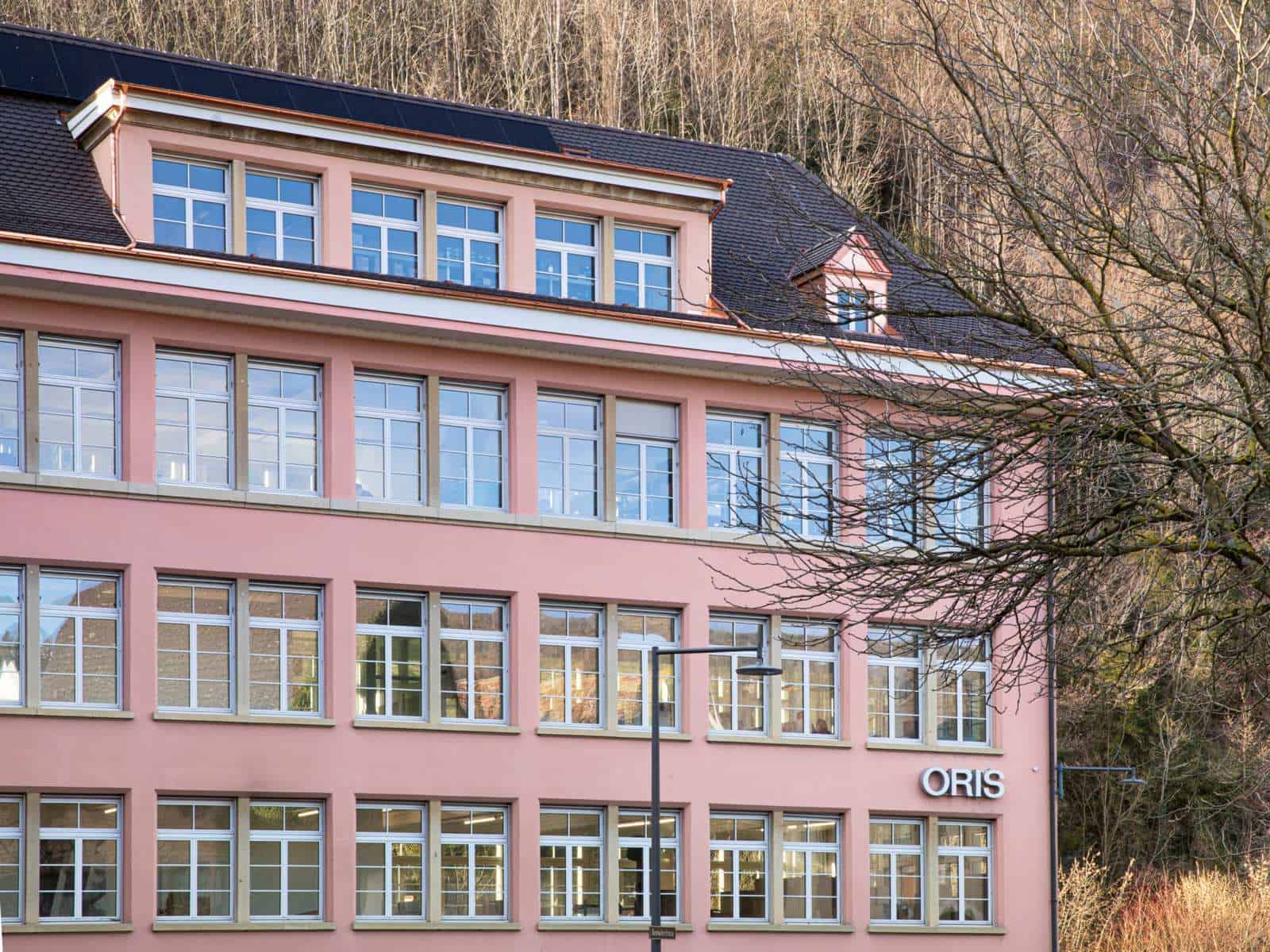 Firmengebäude von Oris in Hölstein. Dach mit Solarzellen