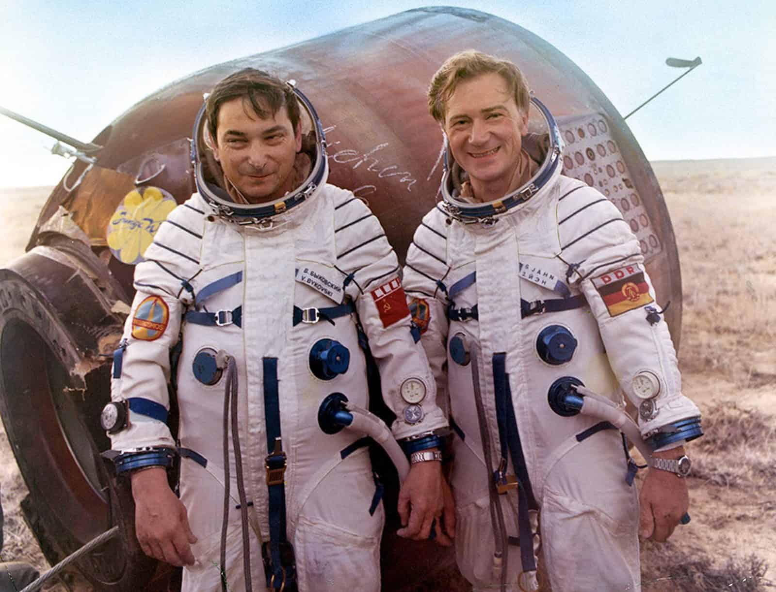 Waleri Bykowski und Sigmund Jähn mit Ruhla Interkosmos (C) Deutsches Zentrum für Luft- und Raumfahrt