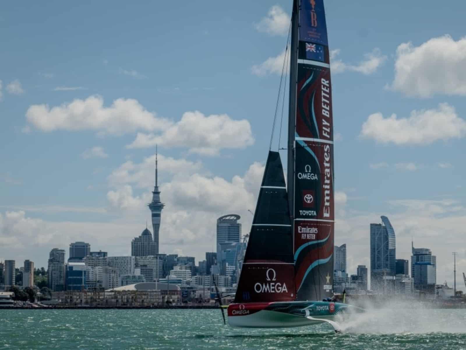 Emirates Team New Zealand mit Omega Präsenz auf Segel und Boot