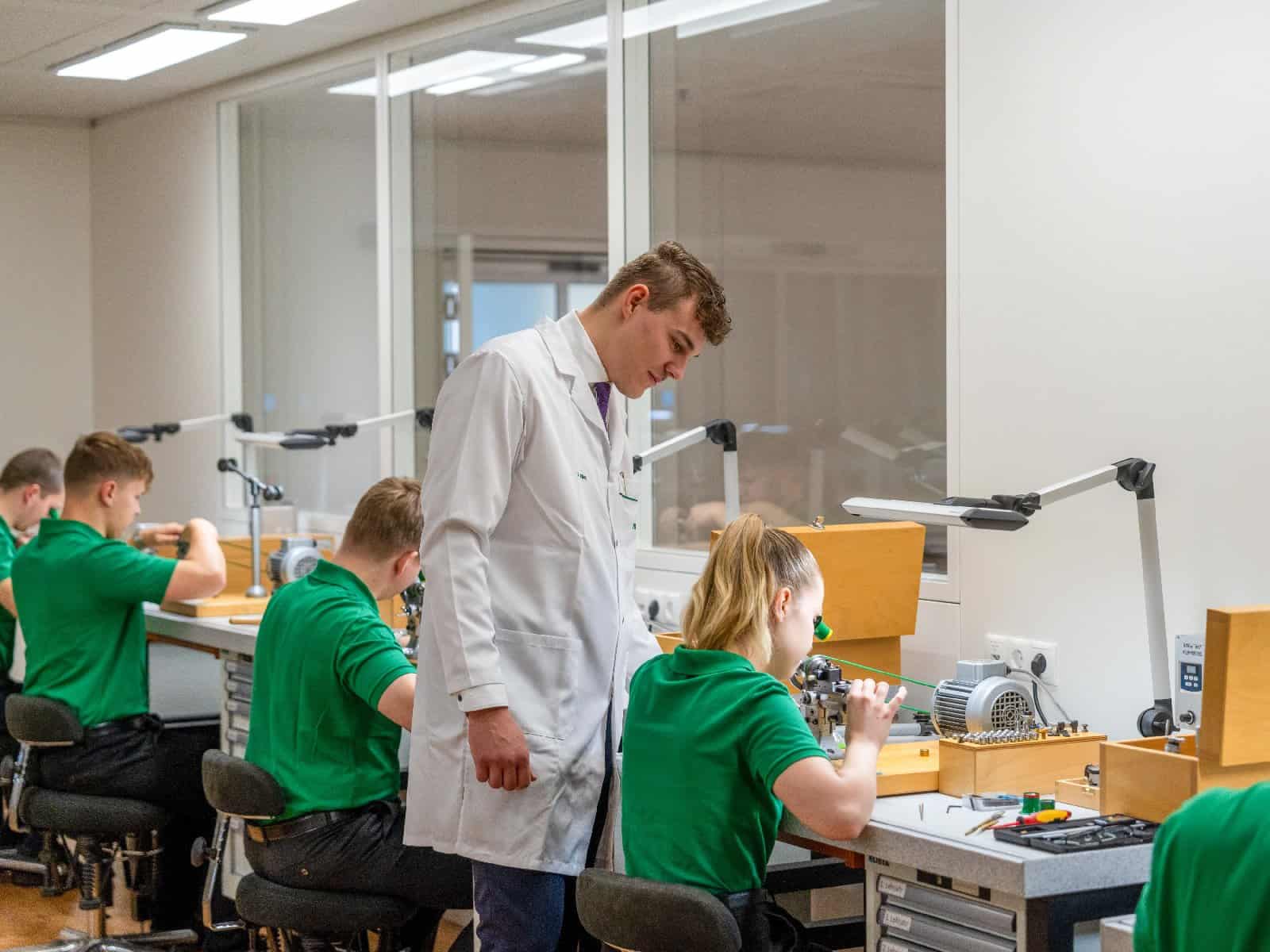 Ausbildung der Uhrmacher bei Rolex im Deutschland Ausbildungs- und Schulungszentrum Köln