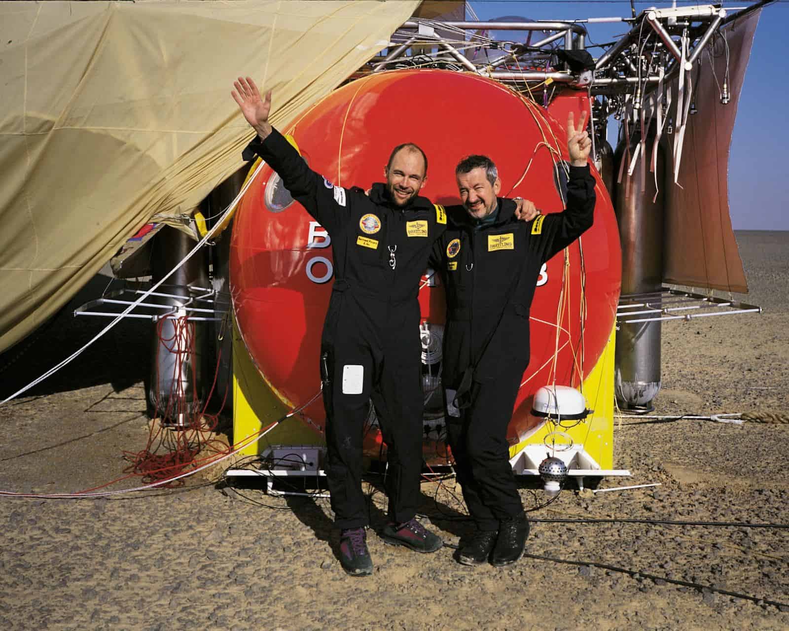 Bertrand Piccard und Brian Jones mit ihrem Orbiter 2 Ballon nach der Landung