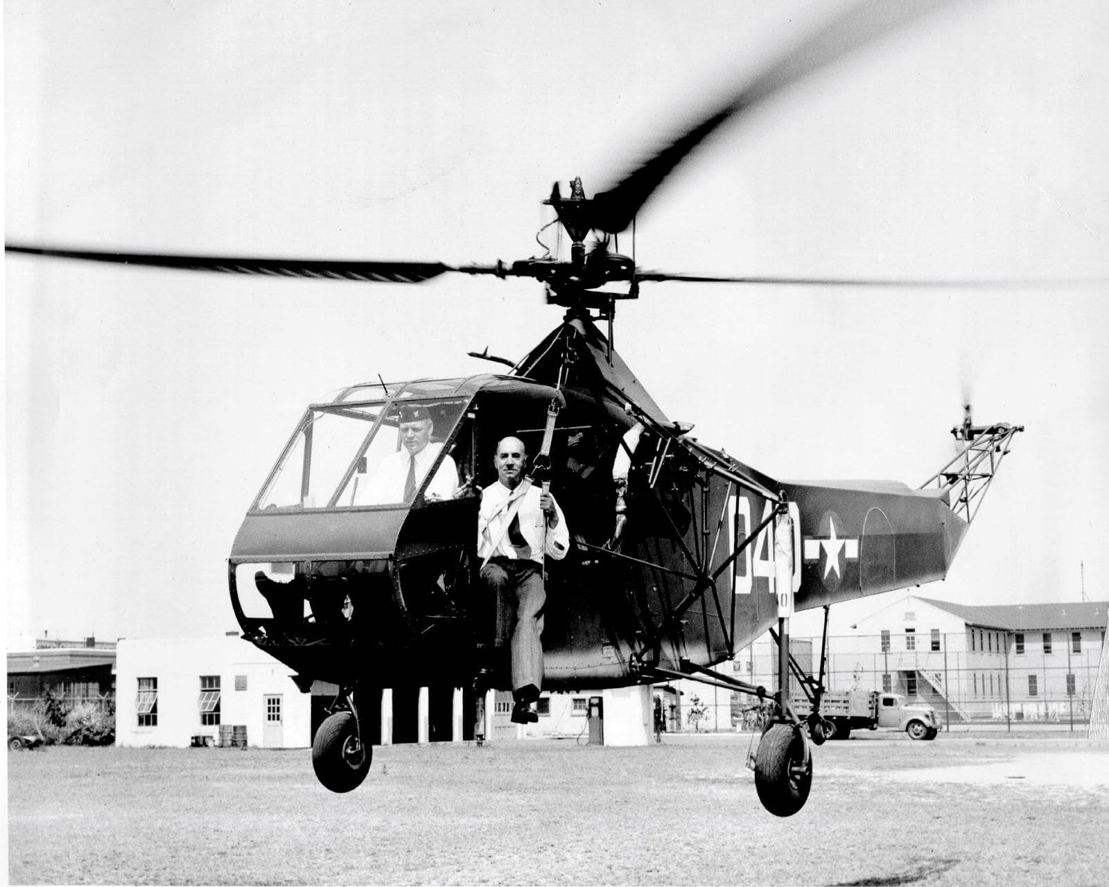 Igor Sikorsky in einem frühen US Coast Guard Hubschrauber von 1944