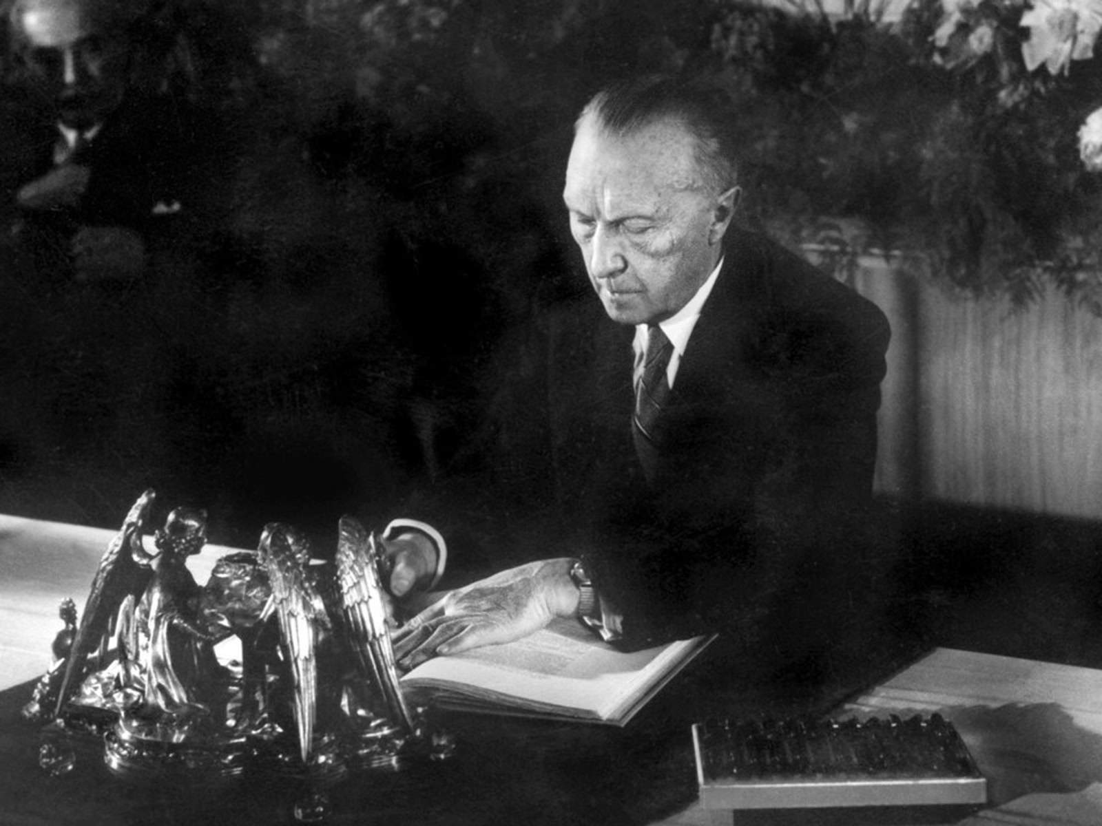 Konrad Adenauer unterzeichnet das Deutsche Grundgesetz