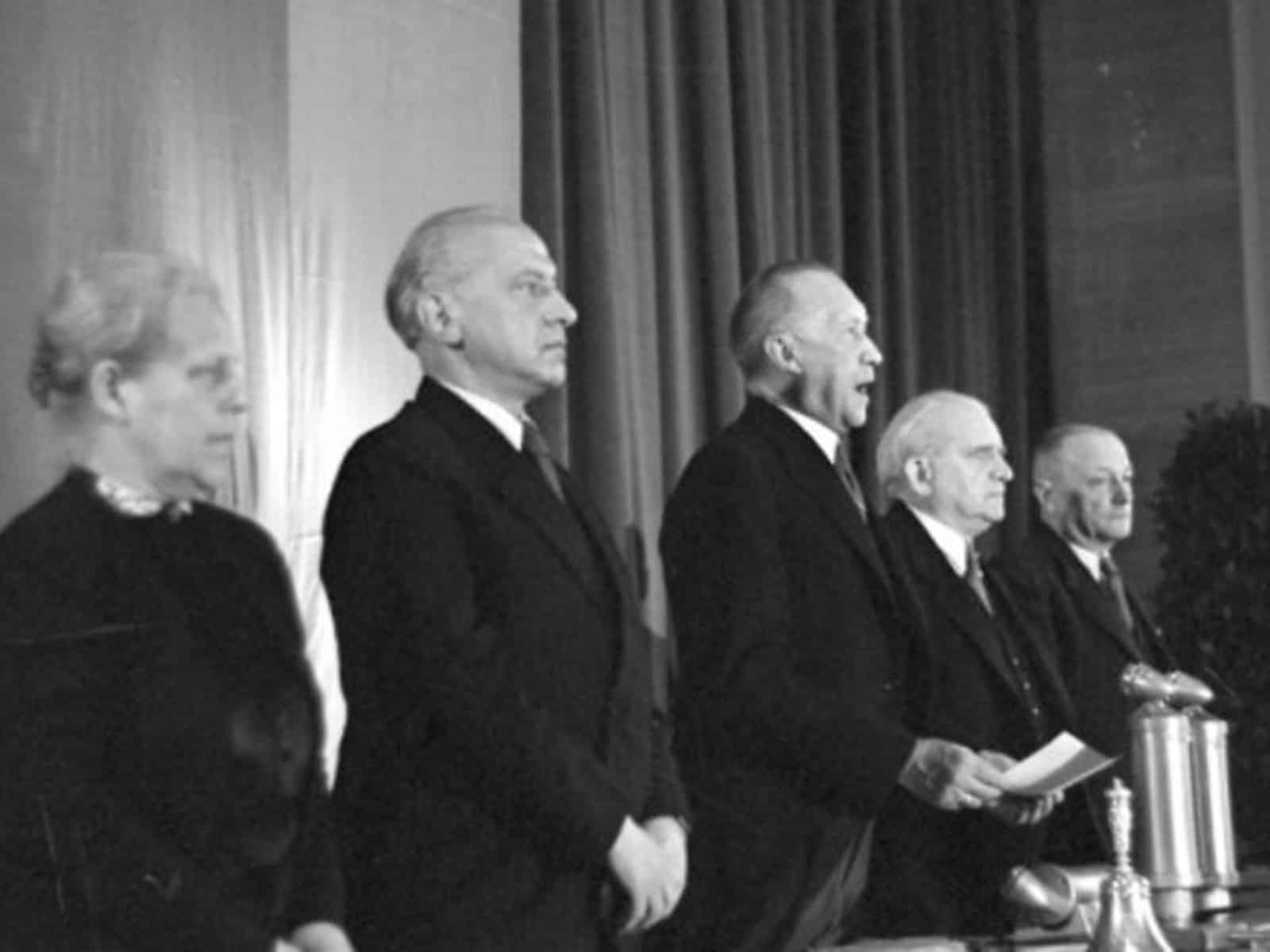 Konrad Adenauer verkündet 1949 das Deutsche Grundgesetz