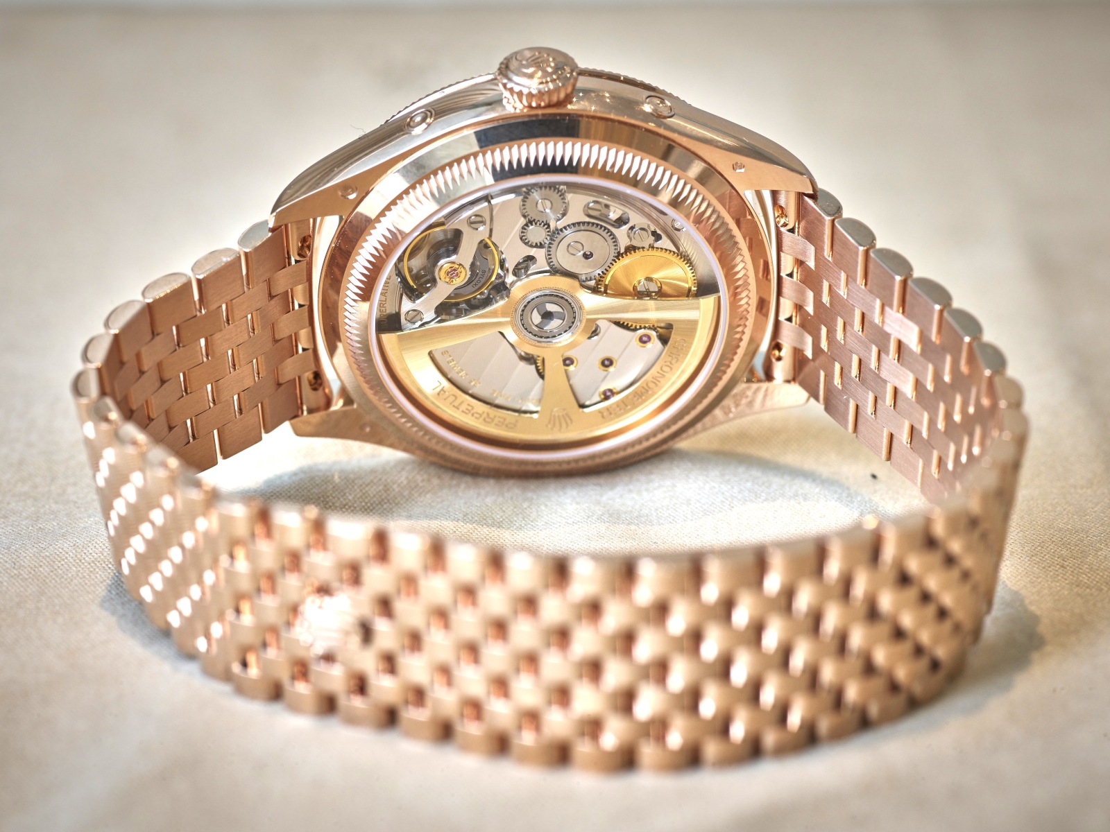 Everose-Armband und Gehäuse aus Everose Roségold mit Saphirglasboden